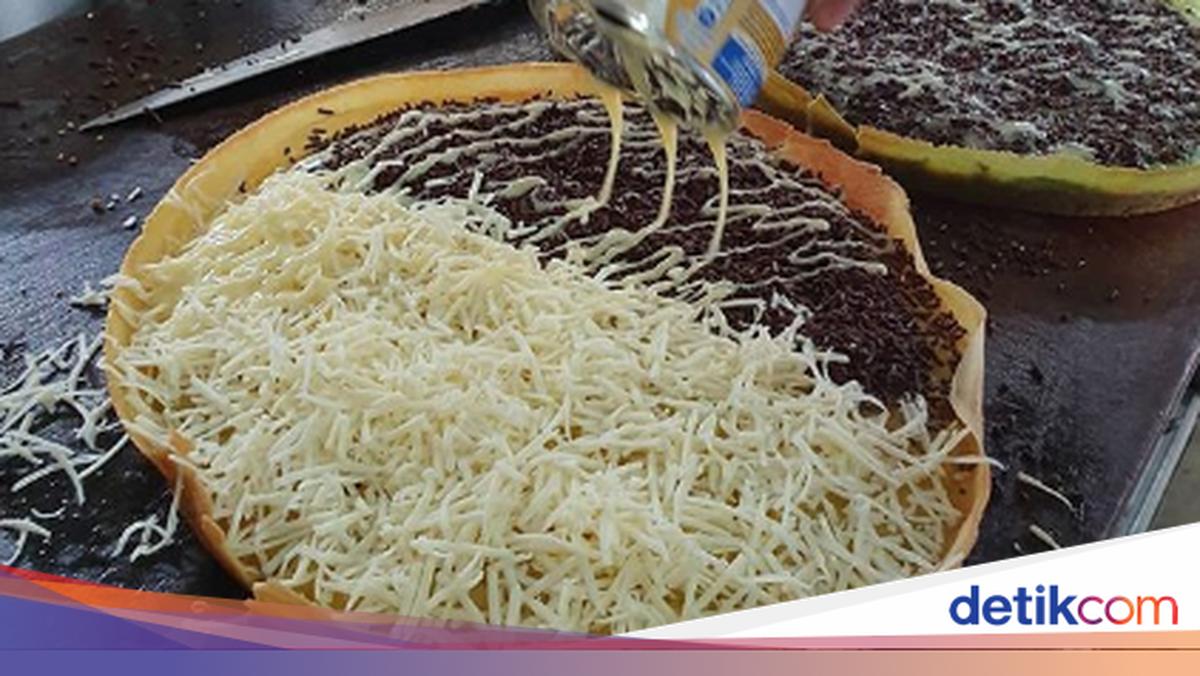 Martabak New Top: Kudapan Legendaris di Jantung Cilacap